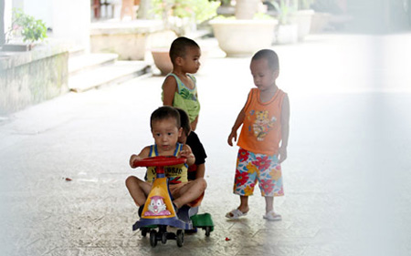 Trẻ em được chăm sóc tại chùa Bồ Đề sáng 12/8.